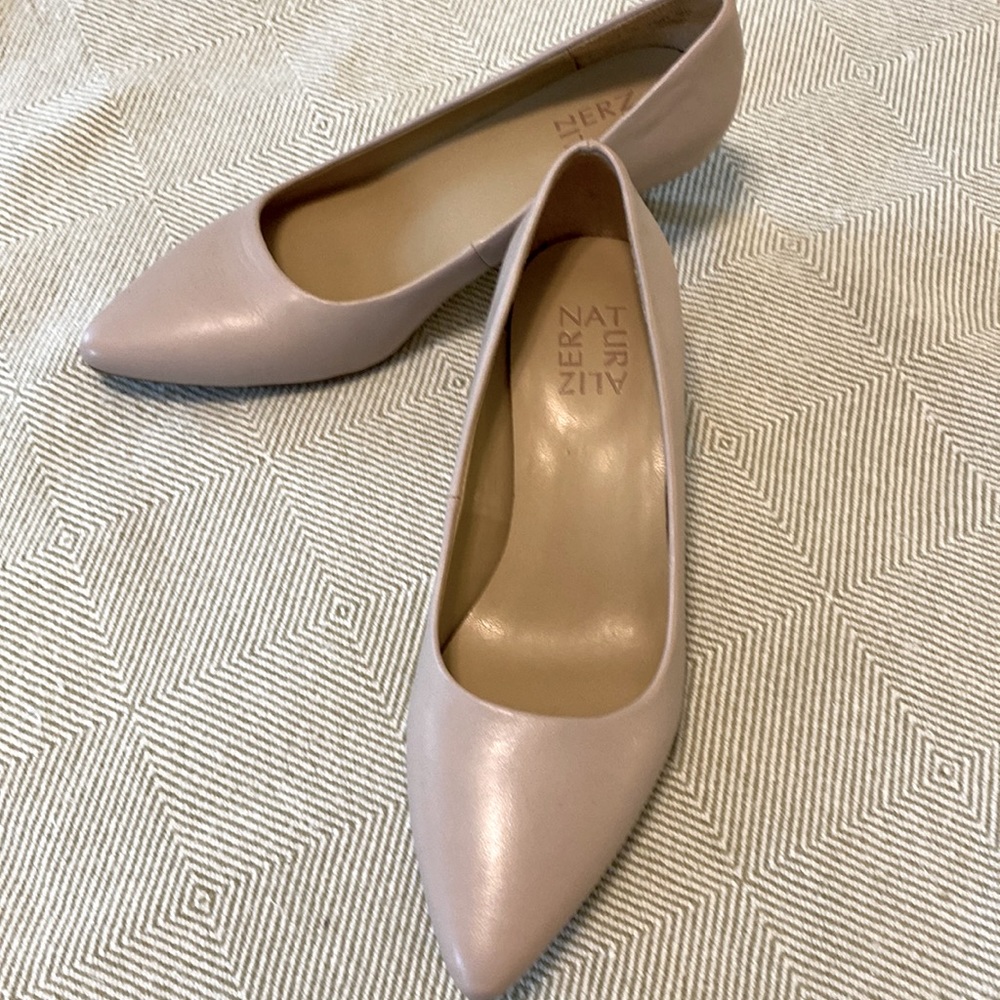 Naturalizer sz 6 leather kitten heels in blush - barely worn